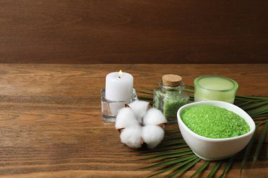 Beyaz ahşap zemin üzerinde tuz ve yeşil yaprak ile spa ayarı kopyalanmış