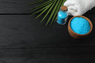 Koyu ahşap masada spa seti