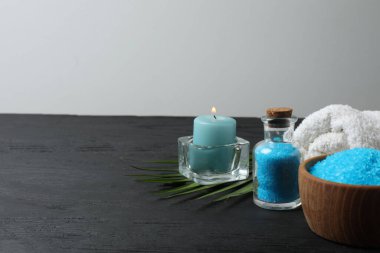 Gri arka planda deniz tuzu, havlu ve mumlarla kaplıca seti. metin için boşluk kopyala