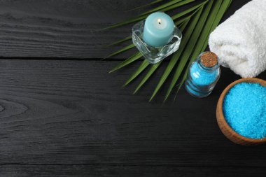 Tahta masadaki deniz tuzu ile spa kompozisyonu