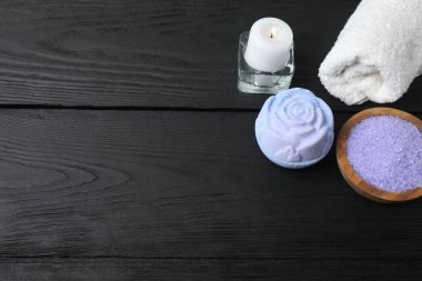 Ahşap arka planda banyo aksesuarları ve havlular