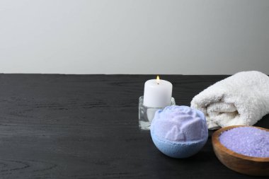 Spa konsepti. Beyaz arka planda havlular, mum ve sabun