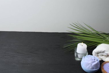 Mumlar ve çiçeklerle spa konsepti