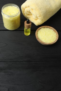 Masadaki spa aksesuarlarının bileşimi