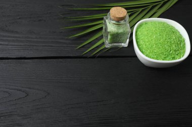 Siyah arkaplanda yeşil tuz ve biberiye