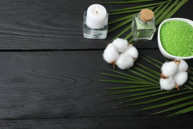 Ahşap arka planda spa tedavisi seti