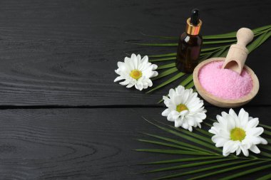 Beyaz arkaplanda spa ürünleri, çiçekler ve aksesuarların bileşimi