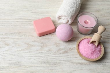 Ahşap arka planda sabun ve banyo aksesuarlarıyla kompozisyon