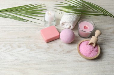 Beyaz arkaplanda spa tedavisiyle kompozisyon