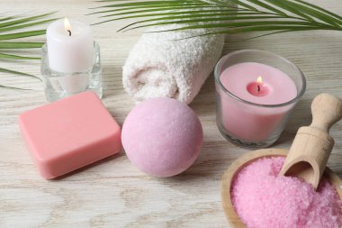 Pembe havlular ve mumlu spa kompozisyonu