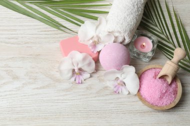 Banyo malzemeleri, çiçekler ve havlularla kompozisyon