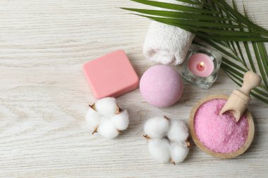 Tahta masadaki pembe çiçekli spa kompozisyonu