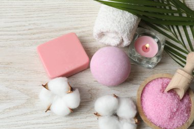 Beyaz ahşap masaya spa kurulumu