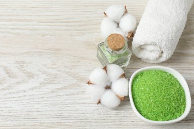 Ahşap arka planda havlular ve çiçekler olan spa kompozisyonu