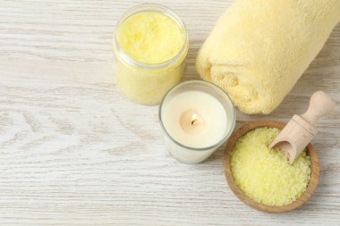 Beyaz mermer arka planda doğal banyo tuzu, sabun ve havlular.