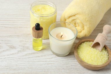 Masadaki banyo aksesuarlarının bileşimi