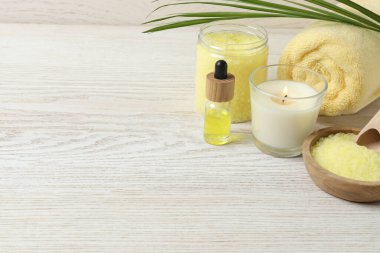 Banyo tuzu, yağ, sabun, havlu ve mum içeren spa kompozisyonu