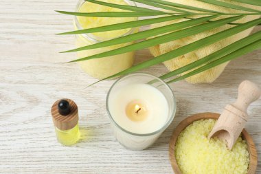 Spa kompozisyonu, doğal el yapımı sabun ve çiçekler. Üst görünüm, düz uzanma