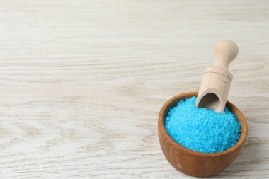 Beyaz ahşap masada mavi deniz tuzu ile kase. Metin için boşluk