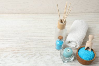 Tahta zemin üzerinde doğal deniz tuzu olan spa kompozisyonu