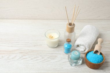 Açık ahşap masa üzerinde farklı spa ürünleri içeren kompozisyon