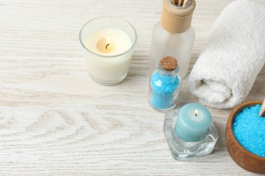 ahşap zemin üzerinde kaplıca tedavisi ile kompozisyon