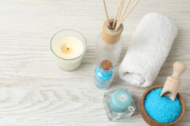 Ahşap arka plan üzerinde spa öğeler kümesi.