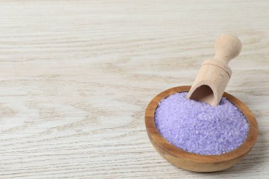 Ahşap arka planda lavanta banyosu tuzu ve lavanta çiçekleri.