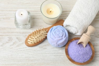 Ahşap arka planda spa tedavisi seti