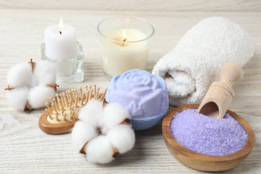 Ahşap arka planda spa tedavisinin bileşimi