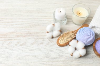 Beyaz ahşap arkaplanda spa seti