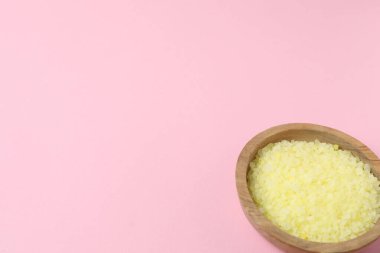 Bir kase lezzetli pilav ve hafif arka planda pişirmek için malzemeler.