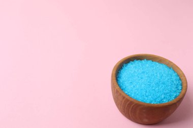 Renk arkaplanında tuz olan kase