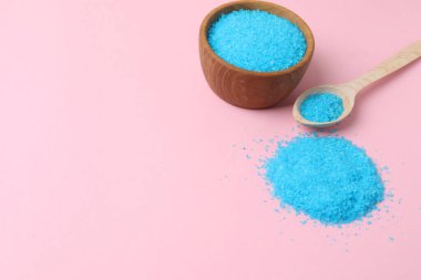 Renkli arka planda mavi toz ve tuz karışımı. en üstteki görünüm