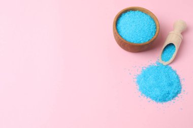 Cam kasede mavi banyo tuzu ve pembe ahşap arka planda fırça. Üst görünüm, boşluk kopyala.