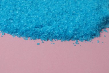 Beyaz arkaplanda mavi tuz ve biber