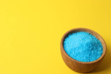 Arkaplanda toz deniz ve deniz tuzu olan kase.