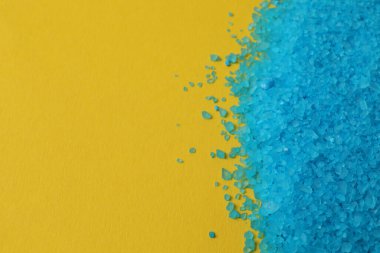 Beyaz arka plan üzerinde renkli toz