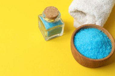 mavi tuz ve deniz tuzu sarı arkaplanda fotokopi alanı ile