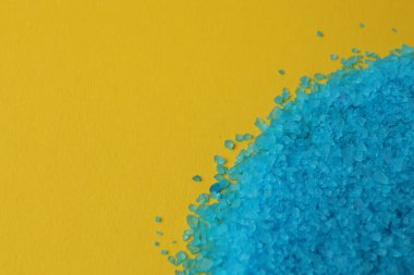 metin için yeri olan mavi ve turuncu simli arkaplan.