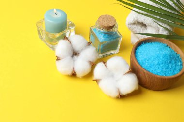 Doğal tuz, yağ ve deniz tuzu ile spa bileşimi