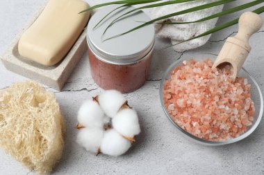 Tuzlu spa kompozisyonu, beyaz arkaplanda deniz tuzu