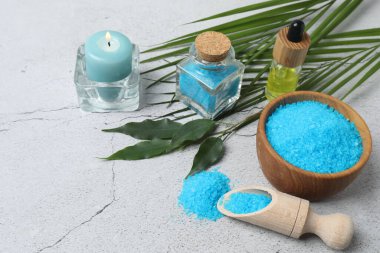 Beyaz masada spa ürünleri ve deniz tuzu var.