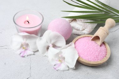 Masanın üzerinde güzel spa taşları ve orkide çiçekleri olan bir kompozisyon. spa