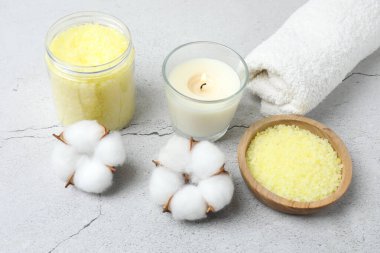 Hafif arkaplanda banyo aksesuarları ile kompozisyon