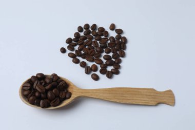 Beyaz ahşap arka planda kahve çekirdekleri. yüksek kaliteli fotoğraf