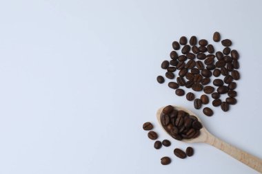 Kahve çekirdekleri ve kaşık beyaz arkaplan ve kopyalama alanı