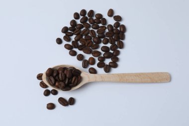 Kahve çekirdekleri ve kahve.