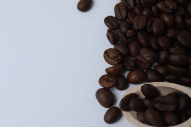 Beyaz arka planda kahve çekirdekleri