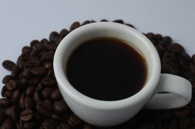 Siyah arka planda bir fincan kahve.